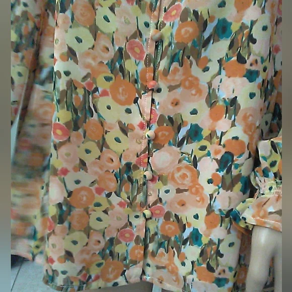 BNWOT Entro MULTI COLOR FLORAL Blouse W/ Mandarin Collar SZ. SM PEACHY COLORS - Picture 2 of 8